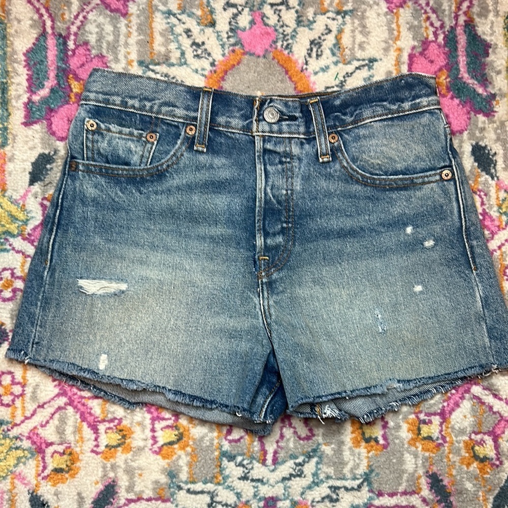 Levis High Rise Wedgie Fit Jean Shorts NWT Size 28 - Picture 3 of 16